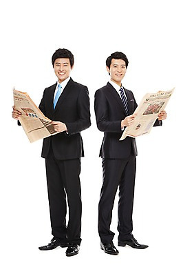 포토 JPG 스튜디오촬영 전신 라이프스타일 남자 맨라이프 포즈 비즈니스 모션 협력 함께함 실내 서기 미소 웃음 들기 누끼 사람 동양인 정장 20대 성인 두명 라이프 비즈니스라이프 한국인 도움 직장인 비즈니스맨 신문 발전 신문읽기 목표 동료 열정 남자만 성인남자만 청년만 청년남자만 성인만 국내포토 직업 옷 감정 컨셉 관계 표정 인종 청년 내부 생활 간행물 뉴스 읽기 파일형식