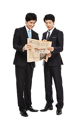 포토 JPG 스튜디오촬영 전신 라이프스타일 남자 맨라이프 포즈 비즈니스 모션 협력 함께함 실내 서기 미소 웃음 들기 누끼 사람 동양인 정장 20대 성인 두명 라이프 비즈니스라이프 한국인 도움 직장인 비즈니스맨 신문 발전 신문읽기 목표 동료 열정 남자만 성인남자만 청년만 청년남자만 성인만 국내포토 직업 옷 감정 컨셉 관계 표정 인종 청년 내부 생활 간행물 뉴스 읽기 파일형식