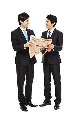 포토 JPG 스튜디오촬영 전신 라이프스타일 남자 맨라이프 포즈 비즈니스 모션 협력 함께함 실내 서기 미소 웃음 들기 누끼 사람 동양인 정장 20대 성인 두명 라이프 비즈니스라이프 한국인 도움 직장인 비즈니스맨 신문 발전 신문읽기 목표 동료 열정 남자만 성인남자만 청년만 청년남자만 성인만 국내포토 직업 옷 감정 컨셉 관계 표정 인종 청년 내부 생활 간행물 뉴스 읽기 파일형식