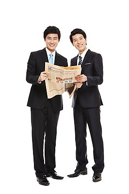 포토 JPG 스튜디오촬영 전신 라이프스타일 남자 맨라이프 포즈 비즈니스 모션 협력 함께함 실내 서기 미소 웃음 들기 누끼 사람 동양인 정장 20대 성인 두명 라이프 비즈니스라이프 한국인 도움 직장인 비즈니스맨 신문 발전 신문읽기 목표 동료 열정 남자만 성인남자만 청년만 청년남자만 성인만 국내포토 직업 옷 감정 컨셉 관계 표정 인종 청년 내부 생활 간행물 뉴스 읽기 파일형식