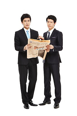 포토 JPG 스튜디오촬영 전신 라이프스타일 남자 맨라이프 포즈 비즈니스 모션 협력 함께함 실내 표정 서기 들기 누끼 사람 동양인 정장 20대 성인 두명 라이프 비즈니스라이프 한국인 도움 직장인 비즈니스맨 신문 찡그림 발전 신문읽기 목표 동료 열정 심각 남자만 성인남자만 청년만 청년남자만 성인만 국내포토 직업 옷 감정 컨셉 관계 인종 청년 내부 생활 간행물 뉴스 읽기 파일형식