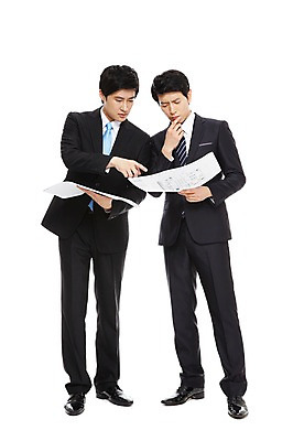 포토 JPG 스튜디오촬영 전신 라이프스타일 남자 종이 맨라이프 포즈 상의 비즈니스 모션 협력 함께함 실내 대화 서기 들기 누끼 사람 동양인 정장 손짓 20대 성인 두명 라이프 비즈니스라이프 한국인 가리킴 업무 도움 직장인 비즈니스맨 작업실 발전 목표 토론 동료 문서 열정 의견 남자만 성인남자만 청년만 청년남자만 성인만 국내포토 직업 옷 감정 컨셉 관계 말하기 인종 청년 내부 생활 작업 파일형식