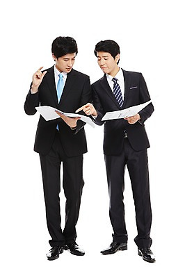 포토 JPG 스튜디오촬영 전신 라이프스타일 남자 종이 맨라이프 포즈 상의 비즈니스 모션 협력 함께함 실내 대화 서기 들기 누끼 사람 동양인 정장 손짓 20대 성인 두명 라이프 비즈니스라이프 한국인 가리킴 업무 도움 직장인 비즈니스맨 작업실 발전 목표 토론 동료 문서 열정 의견 남자만 성인남자만 청년만 청년남자만 성인만 국내포토 직업 옷 감정 컨셉 관계 말하기 인종 청년 내부 생활 작업 파일형식