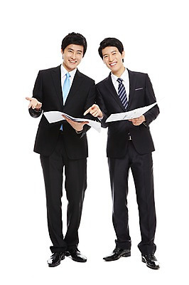 포토 JPG 스튜디오촬영 전신 라이프스타일 남자 종이 맨라이프 포즈 상의 비즈니스 모션 협력 함께함 실내 대화 서기 미소 웃음 들기 누끼 사람 동양인 정장 손짓 20대 성인 두명 라이프 비즈니스라이프 한국인 가리킴 업무 도움 직장인 비즈니스맨 작업실 발전 목표 토론 동료 문서 열정 의견 남자만 성인남자만 청년만 청년남자만 성인만 국내포토 직업 옷 감정 컨셉 관계 표정 말하기 인종 청년 내부 생활 작업 파일형식