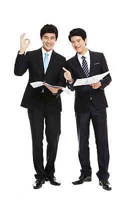 포토 JPG 스튜디오촬영 전신 라이프스타일 남자 종이 맨라이프 포즈 비즈니스 모션 협력 함께함 실내 서기 미소 웃음 들기 누끼 사람 동양인 정장 손짓 20대 성인 두명 라이프 비즈니스라이프 한국인 엄지손가락 최고 업무 도움 직장인 비즈니스맨 작업실 발전 목표 OK 동료 문서 열정 남자만 성인남자만 청년만 청년남자만 성인만 국내포토 직업 옷 감정 컨셉 손가락 관계 표정 인종 청년 내부 생활 작업 파일형식
