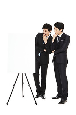 포토 JPG 스튜디오촬영 전신 라이프스타일 남자 맨라이프 포즈 생각 비즈니스 모션 실내 서기 미소 웃음 누끼 사람 동양인 정장 손짓 20대 성인 두명 라이프 비즈니스라이프 팔짱 한국인 업무 직장인 비즈니스맨 작업실 보고 프레젠테이션 이젤 화이트보드 남자만 성인남자만 청년만 청년남자만 성인만 국내포토 직업 옷 표정 인종 청년 내부 생활 미술도구 작업 발표 파일형식