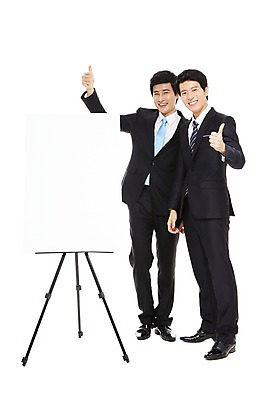 포토 JPG 스튜디오촬영 전신 라이프스타일 남자 맨라이프 포즈 비즈니스 모션 실내 설명 서기 미소 웃음 누끼 사람 동양인 정장 20대 성인 두명 라이프 비즈니스라이프 한국인 엄지손가락 최고 업무 직장인 비즈니스맨 발표 작업실 보고 프레젠테이션 이젤 화이트보드 남자만 성인남자만 청년만 청년남자만 성인만 국내포토 직업 옷 손가락 표정 인종 청년 내부 생활 미술도구 작업 파일형식