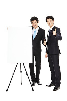 포토 JPG 스튜디오촬영 전신 라이프스타일 남자 맨라이프 포즈 비즈니스 모션 실내 설명 서기 미소 웃음 누끼 사람 동양인 정장 20대 성인 두명 라이프 비즈니스라이프 한국인 엄지손가락 최고 업무 직장인 비즈니스맨 발표 작업실 보고 프레젠테이션 이젤 화이트보드 남자만 성인남자만 청년만 청년남자만 성인만 국내포토 직업 옷 손가락 표정 인종 청년 내부 생활 미술도구 작업 파일형식