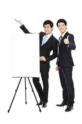 포토 JPG 스튜디오촬영 전신 라이프스타일 남자 맨라이프 포즈 비즈니스 모션 실내 설명 서기 미소 웃음 누끼 사람 동양인 정장 20대 성인 두명 라이프 비즈니스라이프 한국인 엄지손가락 최고 업무 직장인 비즈니스맨 발표 작업실 보고 프레젠테이션 이젤 화이트보드 남자만 성인남자만 청년만 청년남자만 성인만 국내포토 직업 옷 손가락 표정 인종 청년 내부 생활 미술도구 작업 파일형식
