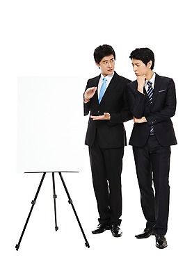 포토 JPG 스튜디오촬영 전신 라이프스타일 남자 맨라이프 포즈 비즈니스 모션 실내 대화 설명 서기 누끼 사람 동양인 정장 손짓 20대 성인 두명 라이프 비즈니스라이프 팔짱 한국인 업무 직장인 비즈니스맨 발표 작업실 보고 프레젠테이션 이젤 화이트보드 남자만 성인남자만 청년만 청년남자만 성인만 국내포토 직업 옷 말하기 인종 청년 내부 생활 미술도구 작업 파일형식