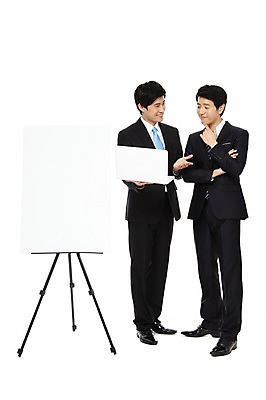 포토 JPG 스튜디오촬영 전신 라이프스타일 남자 맨라이프 포즈 비즈니스 모션 실내 서기 미소 웃음 누끼 사람 동양인 정장 손짓 20대 성인 두명 라이프 비즈니스라이프 노트북 컴퓨터 팔짱 한국인 업무 직장인 비즈니스맨 발표 작업실 보고 프레젠테이션 이젤 화이트보드 남자만 성인남자만 청년만 청년남자만 성인만 국내포토 직업 옷 표정 인종 청년 내부 생활 전자제품 미술도구 작업 파일형식