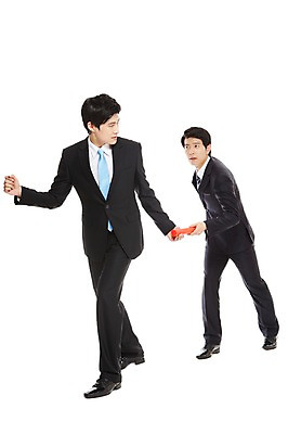 포토 JPG 스튜디오촬영 전신 라이프스타일 남자 맨라이프 포즈 비즈니스 모션 협력 함께함 실내 들기 누끼 사람 동양인 정장 20대 성인 두명 라이프 비즈니스라이프 달리기 한국인 도움 직장인 비즈니스맨 발전 목표 동료 열정 남자만 성인남자만 청년만 청년남자만 성인만 배턴 국내포토 직업 옷 감정 스포츠용품 컨셉 관계 인종 청년 내부 생활 파일형식