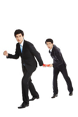 포토 JPG 스튜디오촬영 전신 라이프스타일 남자 맨라이프 포즈 비즈니스 모션 협력 함께함 실내 들기 누끼 사람 동양인 정장 20대 성인 두명 라이프 비즈니스라이프 달리기 한국인 도움 직장인 비즈니스맨 발전 목표 동료 열정 남자만 성인남자만 청년만 청년남자만 성인만 배턴 국내포토 직업 옷 감정 스포츠용품 컨셉 관계 인종 청년 내부 생활 파일형식