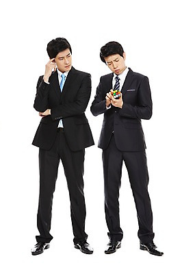 포토 JPG 스튜디오촬영 전신 라이프스타일 남자 맨라이프 포즈 생각 비즈니스 모션 실내 서기 들기 누끼 사람 동양인 정장 손짓 20대 성인 두명 라이프 비즈니스라이프 팔짱 한국인 업무 직장인 비즈니스맨 작업실 큐브 고민 어려움 남자만 성인남자만 청년만 청년남자만 성인만 국내포토 직업 옷 감정 인종 청년 내부 생활 작업 파일형식