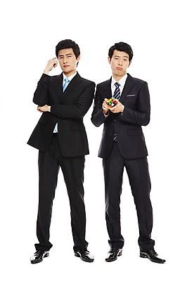 포토 JPG 스튜디오촬영 전신 라이프스타일 남자 맨라이프 포즈 생각 비즈니스 모션 실내 서기 들기 누끼 사람 동양인 정장 손짓 20대 성인 두명 라이프 비즈니스라이프 팔짱 한국인 업무 직장인 비즈니스맨 작업실 큐브 고민 어려움 남자만 성인남자만 청년만 청년남자만 성인만 국내포토 직업 옷 감정 인종 청년 내부 생활 작업 파일형식