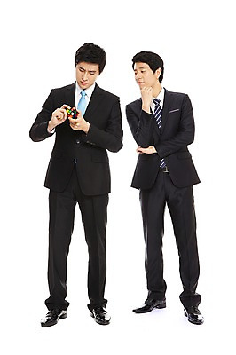 포토 JPG 스튜디오촬영 전신 라이프스타일 남자 맨라이프 포즈 생각 비즈니스 모션 실내 서기 들기 누끼 사람 동양인 정장 손짓 20대 성인 두명 라이프 비즈니스라이프 팔짱 한국인 업무 직장인 비즈니스맨 작업실 큐브 고민 남자만 성인남자만 청년만 청년남자만 성인만 국내포토 직업 옷 감정 인종 청년 내부 생활 작업 파일형식