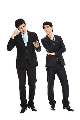 포토 JPG 스튜디오촬영 전신 라이프스타일 남자 맨라이프 포즈 생각 비즈니스 모션 실내 서기 들기 누끼 사람 동양인 정장 손짓 20대 성인 두명 라이프 비즈니스라이프 팔짱 한국인 업무 직장인 비즈니스맨 작업실 큐브 고민 남자만 성인남자만 청년만 청년남자만 성인만 국내포토 직업 옷 감정 인종 청년 내부 생활 작업 파일형식