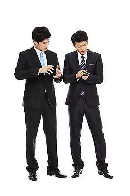 포토 JPG 스튜디오촬영 전신 라이프스타일 남자 맨라이프 포즈 비즈니스 모션 실내 서기 들기 누끼 사람 동양인 정장 손짓 20대 성인 두명 라이프 비즈니스라이프 한국인 업무 직장인 비즈니스맨 작업실 큐브 남자만 성인남자만 청년만 청년남자만 성인만 국내포토 직업 옷 인종 청년 내부 생활 작업 파일형식