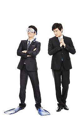 포토 JPG 스튜디오촬영 전신 라이프스타일 남자 맨라이프 포즈 비즈니스 모션 물놀이 레저 휴가 휴식 실내 서기 미소 웃음 누끼 사람 동양인 정장 손짓 20대 성인 두명 라이프 비즈니스라이프 여름휴가 바캉스 기쁨 한국인 수상스포츠 직장인 비즈니스맨 스노클링 호흡기관 물안경 오리발 즐거움 부러움 남자만 성인남자만 청년만 청년남자만 성인만 국내포토 직업 옷 감정 스포츠 컨셉 놀이 표정 인종 청년 내부 생활 장기_의학 수영용품 파일형식 여름_계절