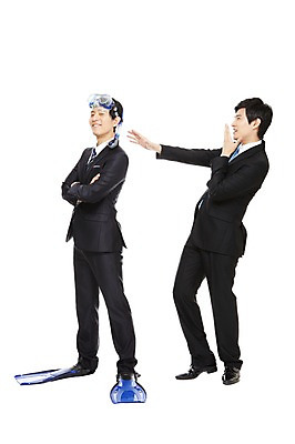 포토 JPG 스튜디오촬영 전신 라이프스타일 남자 맨라이프 포즈 비즈니스 모션 물놀이 레저 휴가 휴식 실내 서기 미소 웃음 누끼 사람 동양인 정장 손짓 20대 성인 두명 라이프 비즈니스라이프 여름휴가 바캉스 기쁨 한국인 수상스포츠 직장인 비즈니스맨 스노클링 호흡기관 물안경 오리발 즐거움 부러움 남자만 성인남자만 청년만 청년남자만 성인만 국내포토 직업 옷 감정 스포츠 컨셉 놀이 표정 인종 청년 내부 생활 장기_의학 수영용품 파일형식 여름_계절