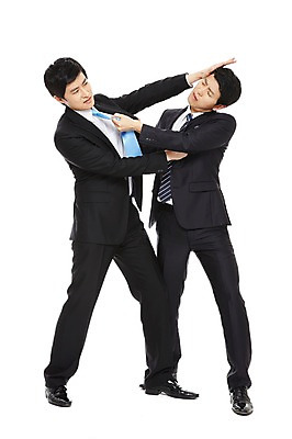 포토 JPG 스튜디오촬영 전신 라이프스타일 남자 맨라이프 포즈 비즈니스 모션 실내 서기 누끼 사람 동양인 정장 20대 성인 두명 라이프 비즈니스라이프 경쟁 한국인 직장인 비즈니스맨 라이벌 싸움 열정 멱살 남자만 성인남자만 청년만 청년남자만 성인만 국내포토 직업 옷 감정 컨셉 인종 청년 내부 생활 파일형식