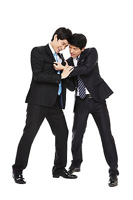 포토 JPG 스튜디오촬영 전신 라이프스타일 남자 맨라이프 포즈 비즈니스 모션 실내 서기 누끼 사람 동양인 정장 20대 성인 두명 라이프 비즈니스라이프 경쟁 한국인 직장인 비즈니스맨 라이벌 싸움 열정 멱살 남자만 성인남자만 청년만 청년남자만 성인만 국내포토 직업 옷 감정 컨셉 인종 청년 내부 생활 파일형식