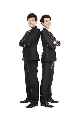 포토 JPG 스튜디오촬영 전신 라이프스타일 남자 맨라이프 포즈 비즈니스 모션 협력 함께함 실내 서기 미소 웃음 누끼 사람 동양인 정장 손짓 20대 성인 두명 라이프 비즈니스라이프 팔짱 한국인 도움 직장인 비즈니스맨 발전 목표 동료 열정 남자만 성인남자만 청년만 청년남자만 성인만 국내포토 직업 옷 감정 컨셉 관계 표정 인종 청년 내부 생활 파일형식
