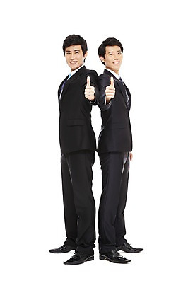 포토 JPG 스튜디오촬영 전신 라이프스타일 남자 맨라이프 포즈 비즈니스 모션 협력 함께함 실내 서기 웃음 누끼 사람 동양인 정장 손짓 20대 성인 두명 라이프 비즈니스라이프 한국인 최고 도움 직장인 비즈니스맨 발전 목표 동료 열정 남자만 성인남자만 청년만 청년남자만 성인만 국내포토 직업 옷 감정 컨셉 관계 표정 인종 청년 내부 생활 파일형식