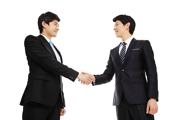 포토 JPG 스튜디오촬영 라이프스타일 남자 로우앵글 맨라이프 포즈 비즈니스 모션 성공 회의 협력 악수 실내 협상 서기 미소 웃음 누끼 사람 동양인 정장 손짓 상반신 20대 성인 두명 라이프 비즈니스라이프 마주보기 거래 모임 한국인 직장인 비즈니스맨 목표 계획 열정 남자만 성인남자만 청년만 청년남자만 성인만 국내포토 직업 옷 감정 뷰포인트 컨셉 표정 인종 청년 내부 생활 파일형식