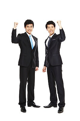 포토 JPG 스튜디오촬영 전신 라이프스타일 남자 맨라이프 포즈 비즈니스 모션 협력 함께함 실내 서기 미소 웃음 누끼 사람 동양인 정장 손짓 20대 성인 두명 라이프 비즈니스라이프 파이팅 한국인 도움 직장인 비즈니스맨 발전 목표 동료 열정 남자만 성인남자만 청년만 청년남자만 성인만 국내포토 직업 옷 감정 컨셉 관계 표정 인종 청년 내부 생활 파일형식