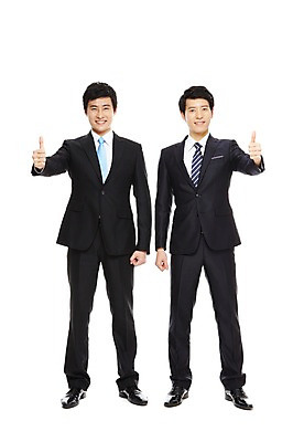 포토 JPG 스튜디오촬영 전신 라이프스타일 남자 맨라이프 포즈 비즈니스 모션 협력 함께함 실내 서기 웃음 누끼 사람 동양인 정장 손짓 20대 성인 두명 라이프 비즈니스라이프 한국인 최고 도움 직장인 비즈니스맨 발전 목표 동료 열정 남자만 성인남자만 청년만 청년남자만 성인만 국내포토 직업 옷 감정 컨셉 관계 표정 인종 청년 내부 생활 파일형식