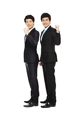 포토 JPG 스튜디오촬영 전신 라이프스타일 남자 맨라이프 포즈 비즈니스 모션 협력 함께함 실내 서기 미소 웃음 누끼 사람 동양인 정장 손짓 20대 성인 두명 라이프 비즈니스라이프 파이팅 한국인 도움 직장인 비즈니스맨 발전 목표 동료 열정 남자만 성인남자만 청년만 청년남자만 성인만 국내포토 직업 옷 감정 컨셉 관계 표정 인종 청년 내부 생활 파일형식