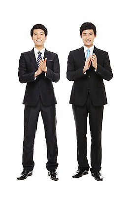 포토 JPG 스튜디오촬영 전신 라이프스타일 남자 맨라이프 포즈 비즈니스 모션 협력 함께함 실내 서기 미소 웃음 누끼 사람 동양인 정장 손짓 20대 성인 두명 라이프 비즈니스라이프 한국인 도움 직장인 비즈니스맨 발전 목표 박수 동료 열정 남자만 성인남자만 청년만 청년남자만 성인만 국내포토 직업 옷 감정 컨셉 관계 표정 인종 청년 내부 생활 파일형식