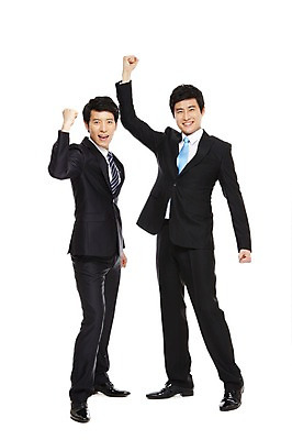 포토 JPG 스튜디오촬영 전신 라이프스타일 남자 맨라이프 포즈 비즈니스 모션 협력 함께함 실내 서기 미소 웃음 누끼 사람 동양인 정장 손짓 20대 성인 두명 라이프 비즈니스라이프 파이팅 한국인 도움 직장인 비즈니스맨 발전 목표 동료 열정 남자만 성인남자만 청년만 청년남자만 성인만 국내포토 직업 옷 감정 컨셉 관계 표정 인종 청년 내부 생활 파일형식