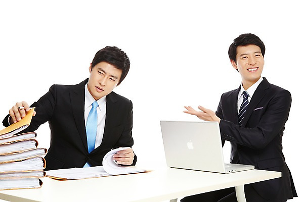 포토 JPG 스튜디오촬영 라이프스타일 남자 종이 맨라이프 포즈 상의 비즈니스 모션 탁자 협력 스트레스 함께함 실내 피곤 미소 웃음 누끼 사람 앉기 동양인 정장 손짓 상반신 20대 성인 두명 라이프 비즈니스라이프 노트북 컴퓨터 한국인 업무 도움 직장인 비즈니스맨 작업실 발전 목표 토론 책상 동료 문서 파일 열정 의견 남자만 성인남자만 청년만 청년남자만 성인만 국내포토 직업 옷 감정 가구 컨셉 관계 표정 인종 청년 내부 생활 전자제품 작업 파일형식