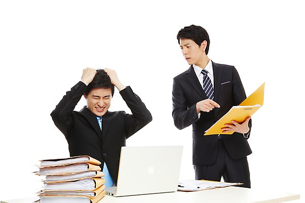 포토 JPG 스튜디오촬영 라이프스타일 남자 종이 맨라이프 포즈 상의 비즈니스 모션 탁자 협력 스트레스 함께함 실내 피곤 서기 들기 누끼 사람 앉기 동양인 정장 손짓 상반신 20대 성인 두명 라이프 비즈니스라이프 노트북 컴퓨터 한국인 업무 도움 직장인 비즈니스맨 작업실 발전 목표 토론 책상 동료 문서 파일 열정 의견 남자만 성인남자만 청년만 청년남자만 성인만 국내포토 직업 옷 감정 가구 컨셉 관계 인종 청년 내부 생활 전자제품 작업 파일형식