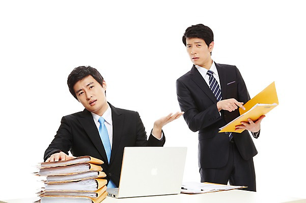 포토 JPG 스튜디오촬영 라이프스타일 남자 종이 맨라이프 포즈 상의 비즈니스 모션 탁자 협력 스트레스 함께함 실내 피곤 서기 들기 누끼 사람 앉기 동양인 정장 손짓 상반신 20대 성인 두명 라이프 비즈니스라이프 노트북 컴퓨터 한국인 업무 도움 직장인 비즈니스맨 작업실 발전 목표 토론 책상 동료 문서 파일 열정 의견 남자만 성인남자만 청년만 청년남자만 성인만 국내포토 직업 옷 감정 가구 컨셉 관계 인종 청년 내부 생활 전자제품 작업 파일형식