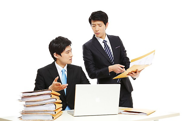 포토 JPG 스튜디오촬영 라이프스타일 남자 종이 맨라이프 포즈 상의 비즈니스 모션 탁자 협력 함께함 실내 서기 들기 누끼 사람 앉기 동양인 정장 손짓 상반신 20대 성인 두명 라이프 비즈니스라이프 노트북 컴퓨터 한국인 업무 도움 직장인 비즈니스맨 작업실 발전 목표 토론 책상 동료 문서 파일 열정 의견 남자만 성인남자만 청년만 청년남자만 성인만 국내포토 직업 옷 감정 가구 컨셉 관계 인종 청년 내부 생활 전자제품 작업 파일형식