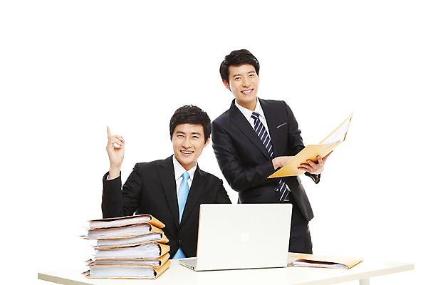 포토 JPG 스튜디오촬영 라이프스타일 남자 종이 맨라이프 포즈 비즈니스 모션 탁자 협력 함께함 실내 서기 미소 웃음 누끼 사람 앉기 동양인 정장 손짓 상반신 20대 성인 두명 라이프 비즈니스라이프 노트북 컴퓨터 한국인 업무 도움 직장인 비즈니스맨 작업실 발전 목표 책상 동료 문서 파일 열정 남자만 성인남자만 청년만 청년남자만 성인만 국내포토 직업 옷 감정 가구 컨셉 관계 표정 인종 청년 내부 생활 전자제품 작업 파일형식