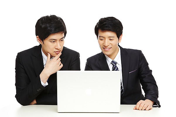 포토 JPG 스튜디오촬영 라이프스타일 남자 맨라이프 포즈 상의 비즈니스 모션 탁자 협력 함께함 실내 대화 미소 웃음 누끼 사람 앉기 동양인 정장 상반신 20대 성인 두명 라이프 비즈니스라이프 노트북 컴퓨터 한국인 업무 도움 직장인 비즈니스맨 작업실 발전 목표 토론 책상 동료 열정 의견 남자만 성인남자만 청년만 청년남자만 성인만 국내포토 직업 옷 감정 가구 컨셉 관계 표정 말하기 인종 청년 내부 생활 전자제품 작업 파일형식