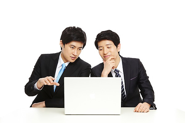 포토 JPG 스튜디오촬영 라이프스타일 남자 맨라이프 포즈 상의 비즈니스 모션 탁자 협력 함께함 실내 대화 미소 웃음 누끼 사람 앉기 동양인 정장 손짓 상반신 20대 성인 두명 라이프 비즈니스라이프 노트북 컴퓨터 한국인 업무 도움 직장인 비즈니스맨 작업실 발전 목표 토론 책상 동료 열정 의견 남자만 성인남자만 청년만 청년남자만 성인만 국내포토 직업 옷 감정 가구 컨셉 관계 표정 말하기 인종 청년 내부 생활 전자제품 작업 파일형식