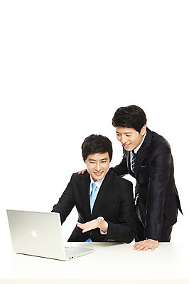 포토 JPG 스튜디오촬영 라이프스타일 남자 맨라이프 포즈 상의 비즈니스 모션 탁자 협력 함께함 실내 대화 서기 미소 웃음 누끼 사람 앉기 동양인 정장 손짓 상반신 20대 성인 두명 라이프 비즈니스라이프 노트북 컴퓨터 한국인 업무 도움 직장인 비즈니스맨 작업실 발전 목표 토론 책상 동료 열정 의견 남자만 성인남자만 청년만 청년남자만 성인만 국내포토 직업 옷 감정 가구 컨셉 관계 표정 말하기 인종 청년 내부 생활 전자제품 작업 파일형식