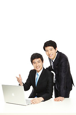 포토 JPG 스튜디오촬영 라이프스타일 남자 맨라이프 포즈 비즈니스 모션 탁자 협력 함께함 실내 서기 미소 웃음 누끼 사람 앉기 동양인 정장 손짓 상반신 20대 성인 두명 라이프 비즈니스라이프 노트북 컴퓨터 한국인 업무 도움 직장인 비즈니스맨 작업실 발전 목표 책상 동료 열정 남자만 성인남자만 청년만 청년남자만 성인만 국내포토 직업 옷 감정 가구 컨셉 관계 표정 인종 청년 내부 생활 전자제품 작업 파일형식