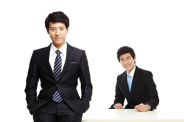 포토 JPG 스튜디오촬영 라이프스타일 남자 맨라이프 포즈 비즈니스 모션 탁자 협력 함께함 실내 서기 미소 웃음 누끼 사람 앉기 동양인 정장 상반신 20대 성인 두명 라이프 비즈니스라이프 한국인 도움 직장인 비즈니스맨 발전 목표 책상 동료 열정 남자만 성인남자만 청년만 청년남자만 성인만 국내포토 직업 옷 감정 가구 컨셉 관계 표정 인종 청년 내부 생활 파일형식