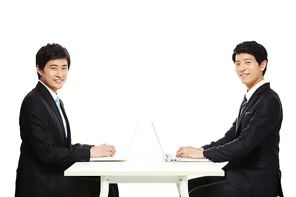 포토 JPG 스튜디오촬영 라이프스타일 남자 맨라이프 포즈 비즈니스 모션 탁자 성공 회의 협력 실내 대화 협상 미소 웃음 누끼 사람 앉기 동양인 정장 상반신 20대 성인 두명 라이프 비즈니스라이프 노트북 컴퓨터 거래 모임 한국인 직장인 비즈니스맨 목표 계획 열정 마주앉기 남자만 성인남자만 청년만 청년남자만 성인만 국내포토 직업 옷 감정 가구 컨셉 표정 말하기 인종 청년 내부 생활 전자제품 파일형식