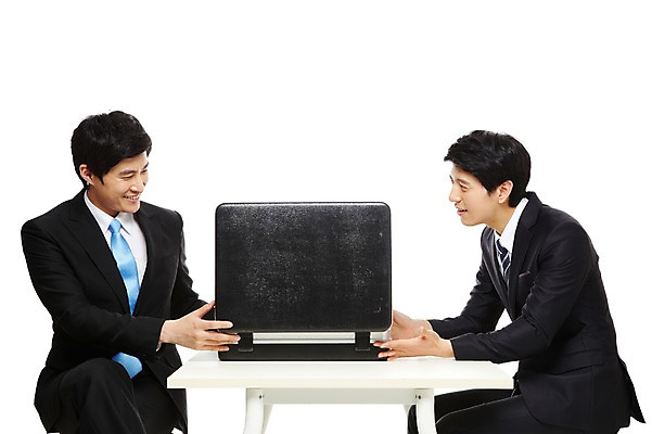 포토 JPG 스튜디오촬영 라이프스타일 남자 맨라이프 포즈 서류가방 가방 비즈니스 모션 탁자 성공 회의 협력 실내 대화 협상 미소 웃음 누끼 사람 앉기 동양인 정장 상반신 20대 성인 두명 라이프 비즈니스라이프 거래 모임 한국인 직장인 비즈니스맨 목표 계획 열정 청탁 남자만 성인남자만 청년만 청년남자만 성인만 국내포토 직업 잡화 옷 감정 가구 컨셉 표정 말하기 인종 청년 내부 생활 파일형식