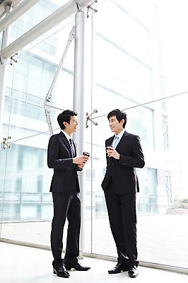포토 JPG 전신 라이프스타일 남자 커피 음료 맨라이프 포즈 비즈니스 모션 협력 티타임 휴식 함께함 건물안 실내 대화 서기 미소 웃음 들기 사람 동양인 정장 20대 성인 두명 라이프 비즈니스라이프 한국인 도움 직장인 비즈니스맨 발전 목표 동료 열정 남자만 성인남자만 청년만 청년남자만 성인만 국내포토 직업 옷 감정 컨셉 관계 표정 말하기 인종 청년 내부 생활 파일형식
