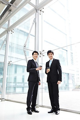 포토 JPG 전신 라이프스타일 남자 커피 음료 맨라이프 포즈 비즈니스 모션 협력 티타임 휴식 함께함 건물안 실내 서기 미소 웃음 들기 사람 동양인 정장 20대 성인 두명 라이프 비즈니스라이프 한국인 도움 직장인 비즈니스맨 발전 목표 동료 열정 남자만 성인남자만 청년만 청년남자만 성인만 국내포토 직업 옷 감정 컨셉 관계 표정 인종 청년 내부 생활 파일형식