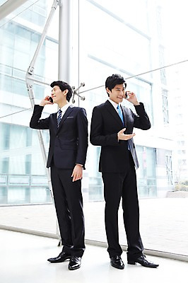 포토 JPG 전신 라이프스타일 남자 맨라이프 포즈 비즈니스 모션 협력 함께함 건물안 실내 서기 웃음 들기 사람 동양인 정장 20대 성인 두명 라이프 비즈니스라이프 스마트폰 핸드폰 한국인 도움 직장인 비즈니스맨 발전 목표 동료 열정 통화 남자만 성인남자만 청년만 청년남자만 성인만 국내포토 직업 옷 감정 컨셉 관계 표정 인종 청년 내부 생활 전자제품 스마트기기 파일형식