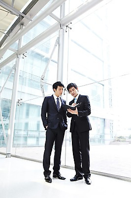 포토 JPG 전신 라이프스타일 남자 맨라이프 포즈 상의 비즈니스 모션 협력 문구용품 함께함 건물안 실내 대화 서기 들기 사람 동양인 정장 20대 성인 두명 라이프 비즈니스라이프 필기구 볼펜 다이어리 한국인 메모지 업무 도움 직장인 비즈니스맨 작업실 발전 목표 토론 동료 열정 의견 남자만 성인남자만 청년만 청년남자만 성인만 국내포토 직업 옷 감정 컨셉 관계 말하기 인종 청년 내부 생활 펜 사무용품 작업 오브젝트 파일형식